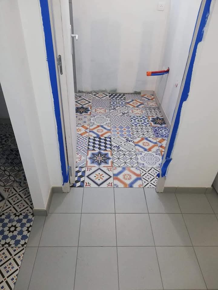 Pose de carreaux de ciment décoratifs