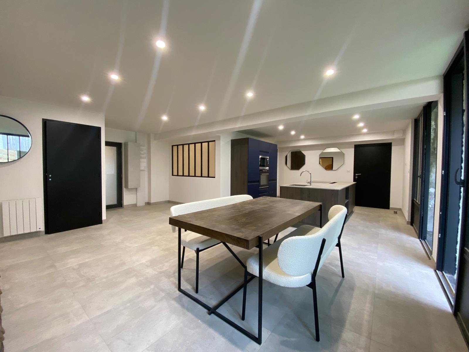 Pose de carrelage grand format dans un appartement de standing à Château-Gontier