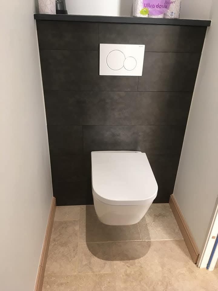 Toilettes faïence et sol carrelé