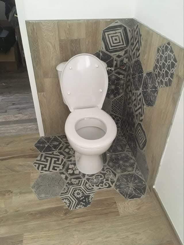 Toilettes carrelées faïence murale