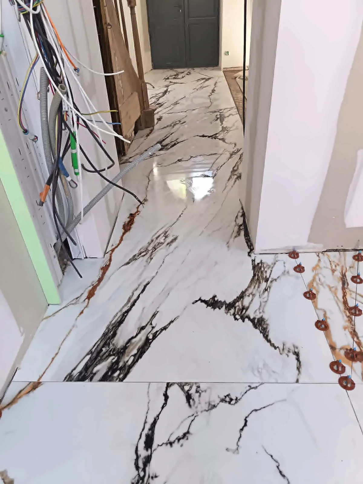 Carrelage effet marbre dans une entrée par Guillet Carrelage