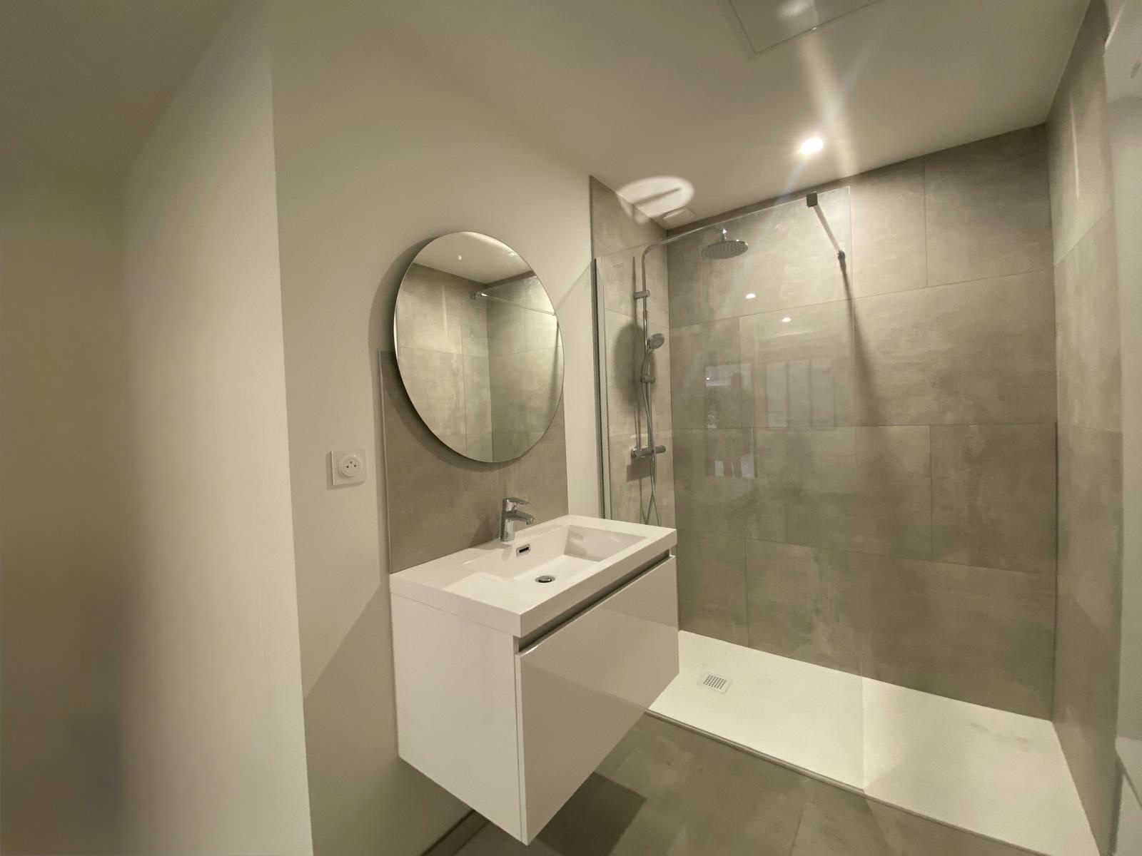 Salle de bain avec faïence et douche à l’italienne posées par Guillet Carrelage en Mayenne