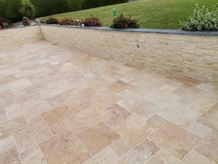 Terrasse sur plots carrelage 20 mm à Château-Gontier