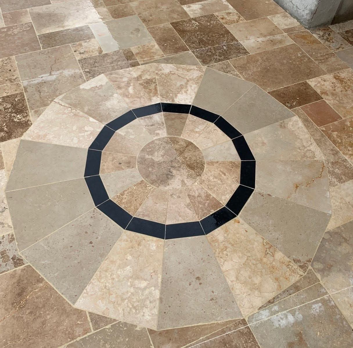 Carrelage travertin intérieur avec joints serrés